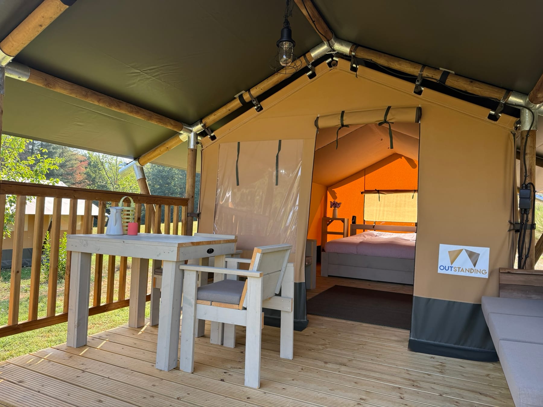 Open veranda en slaapruimte van Midi Dore