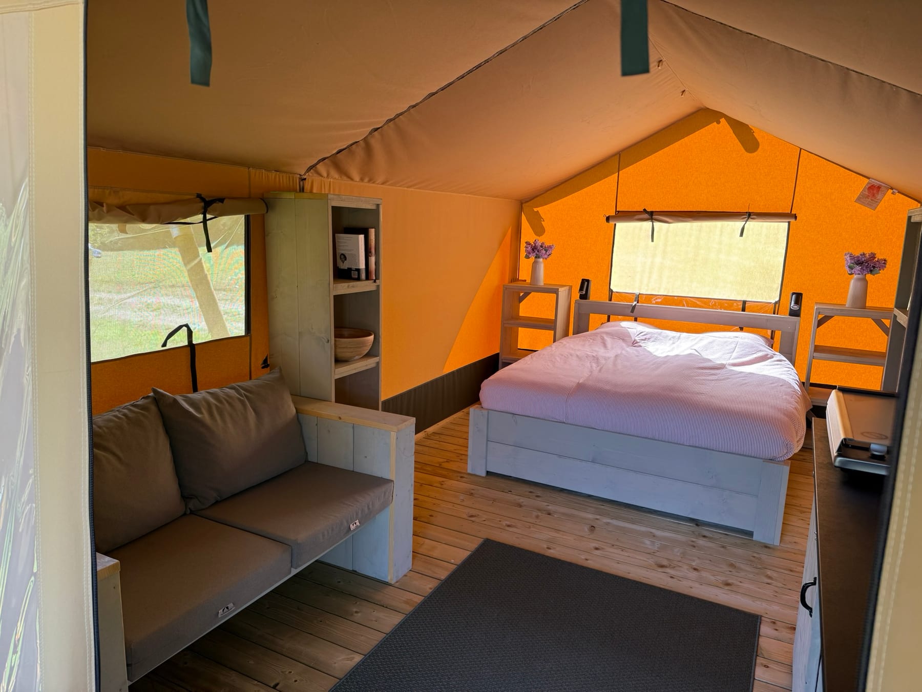 Interieur van Midi Dore met tweepersoonsbed