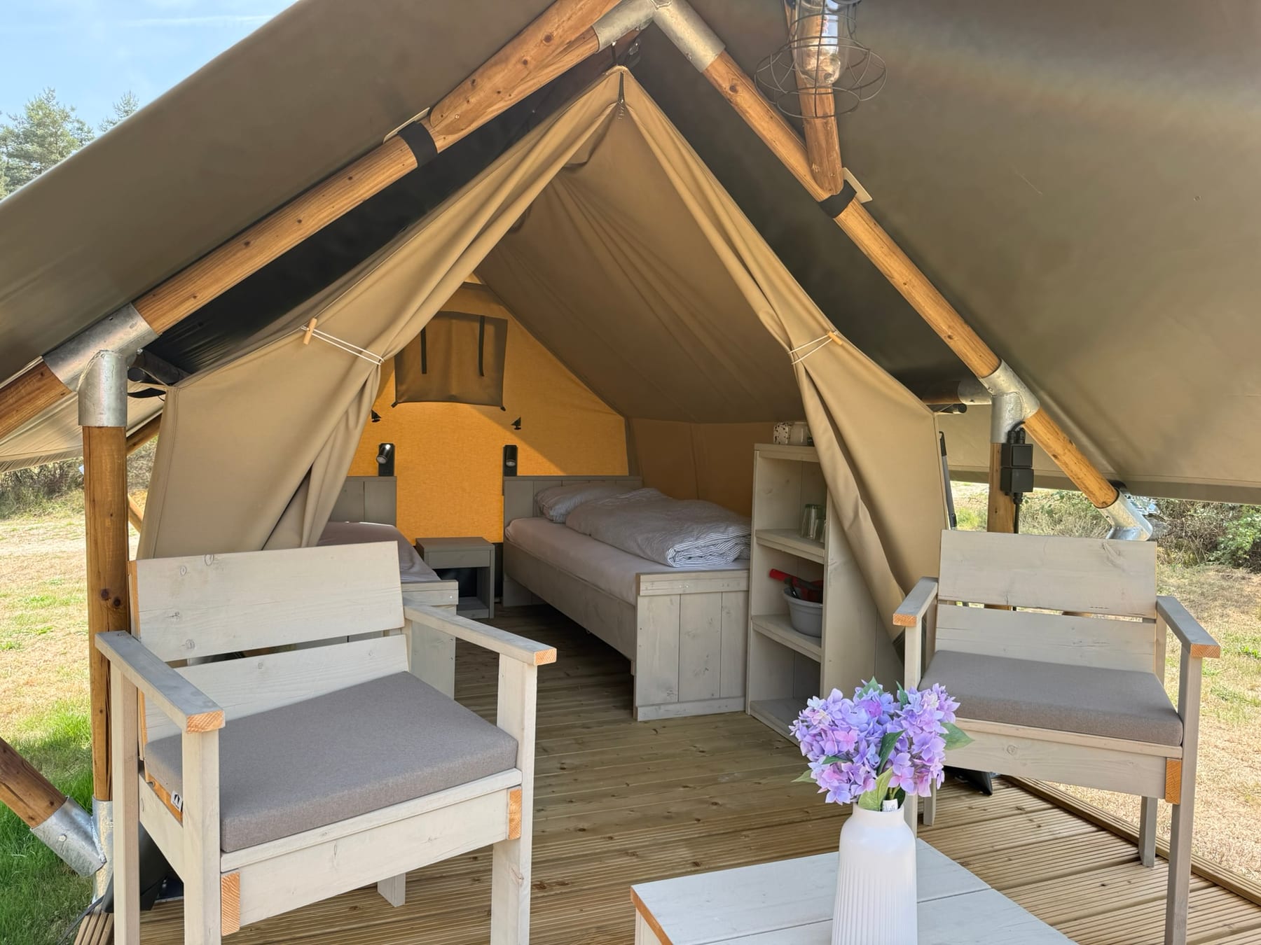 Open voorzijde van Mini Doux met bed en terras