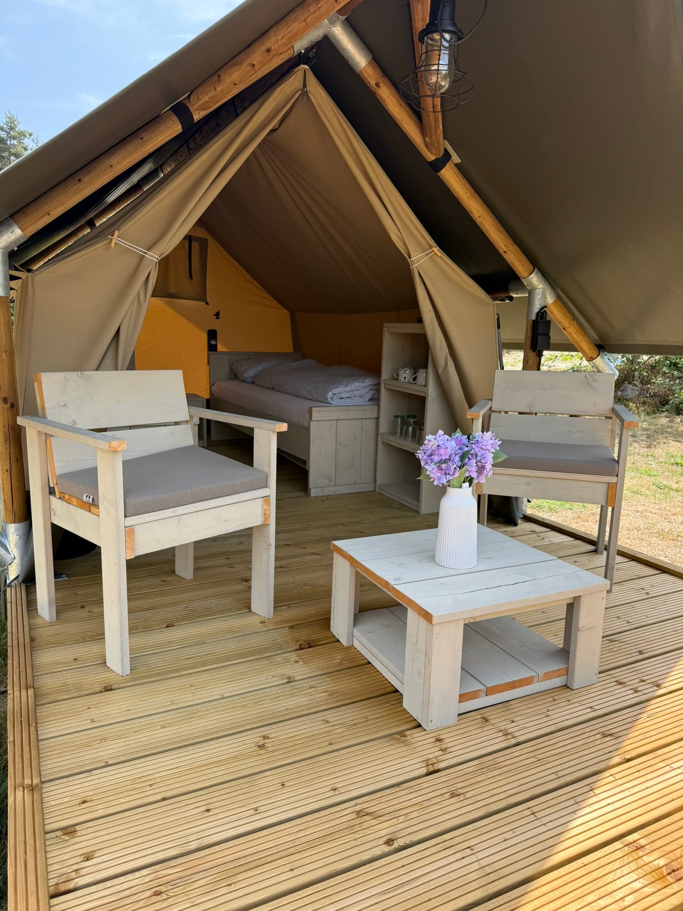 Zitje op het houten terras van Mini Doux