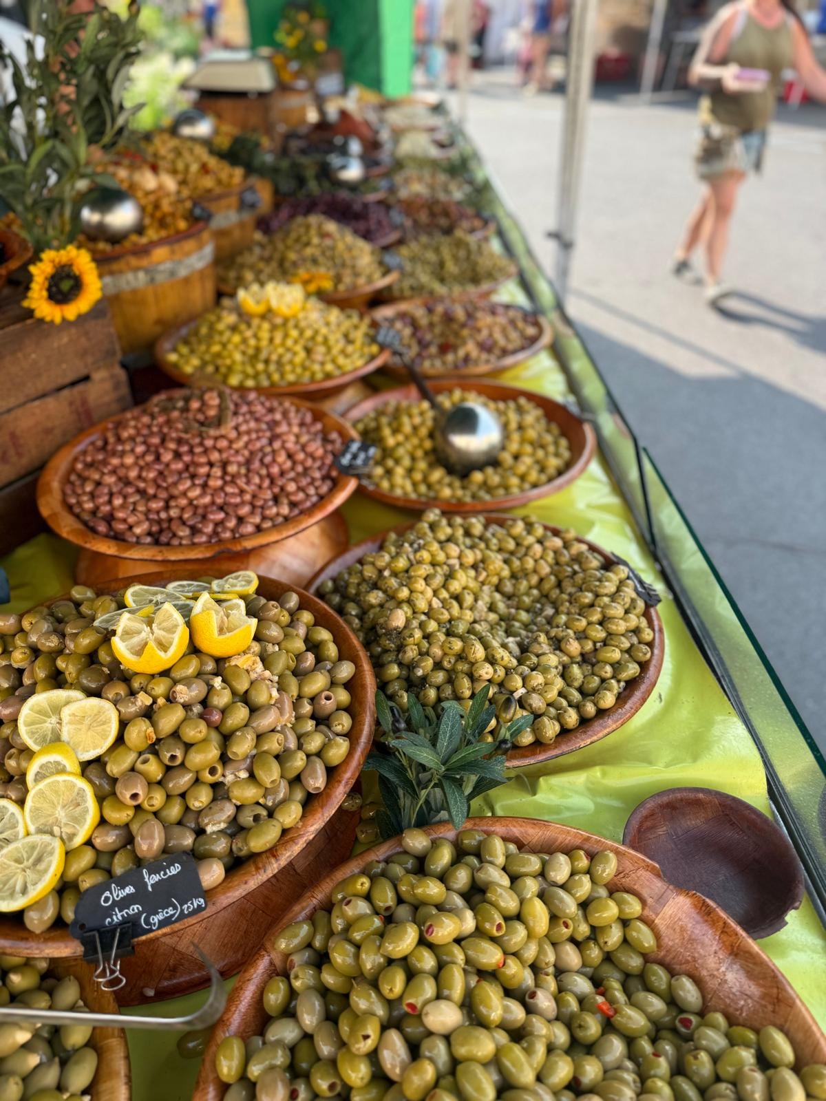 Impression de l’ambiance du marché du jeudi au centre d’Ambert