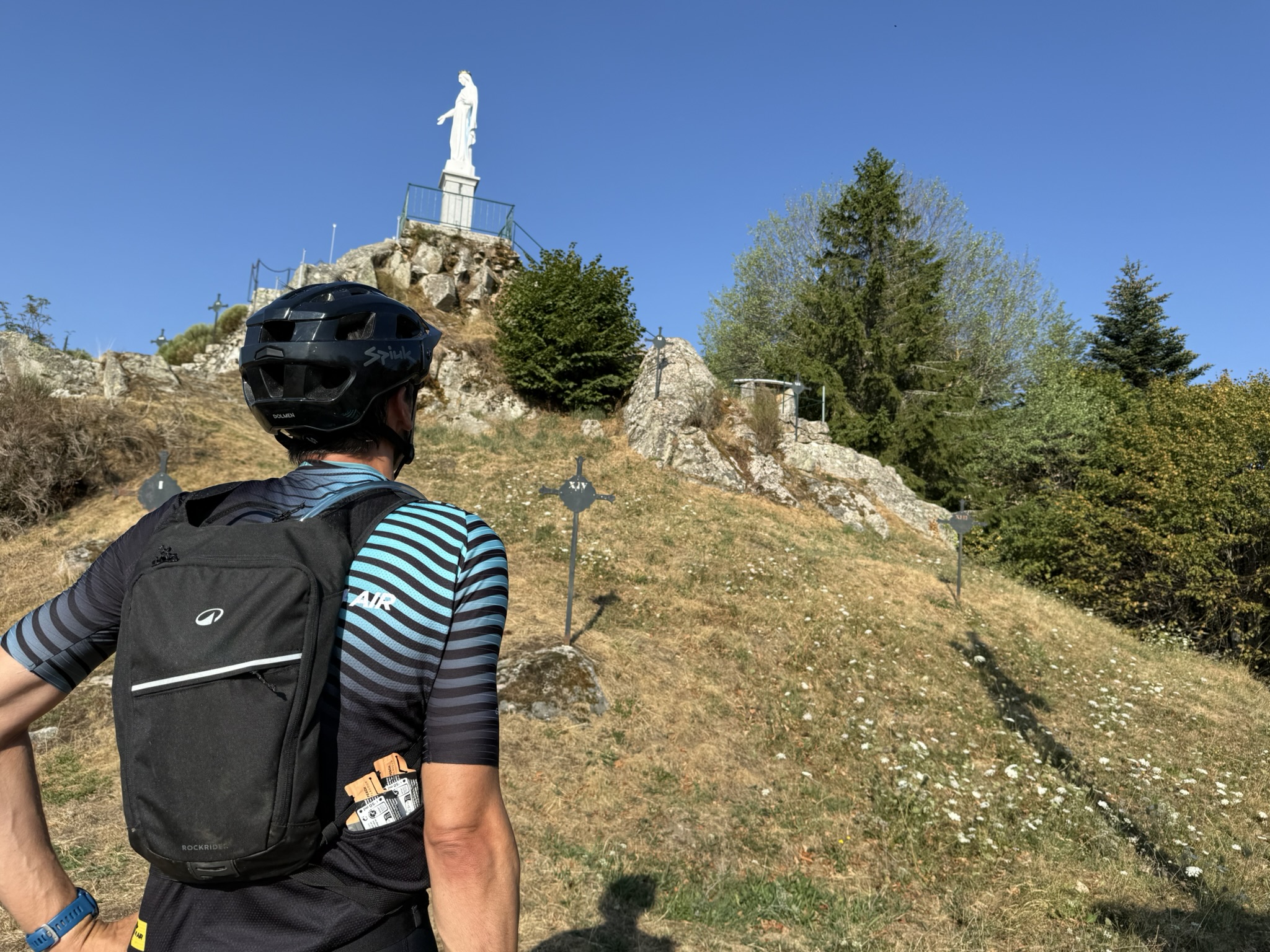 Cycliste gravel sur un chemin non goudronné en Auvergne