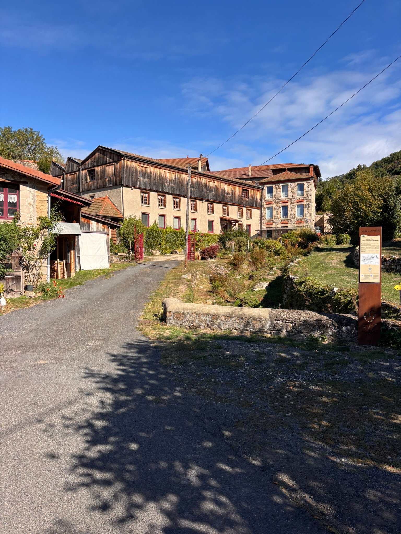 Randonnée dans le paysage verdoyant autour d’Ambert